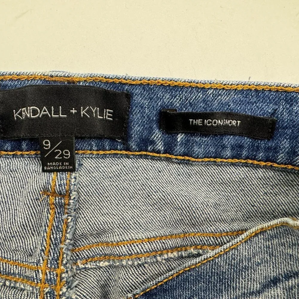 Kendall & Kylie The Iconic Short Distressed Medium Wash Sz.  9 / 29